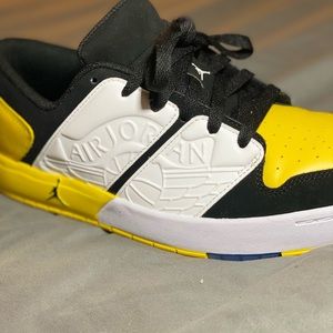 •AIR JORDANS NU RETRO 1’S •MENS SIZE 8 •COLOR WAVE IS BLACK/YELLOW/WHITE •